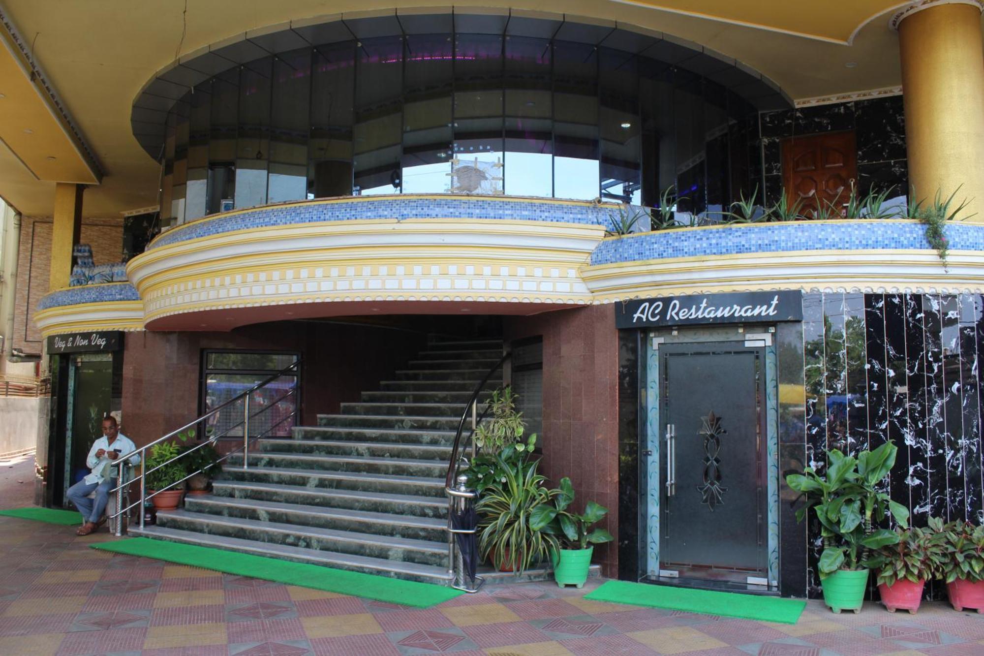 Gokul Plaza Ξενοδοχείο Μπουμπάνεσβαρ Εξωτερικό φωτογραφία